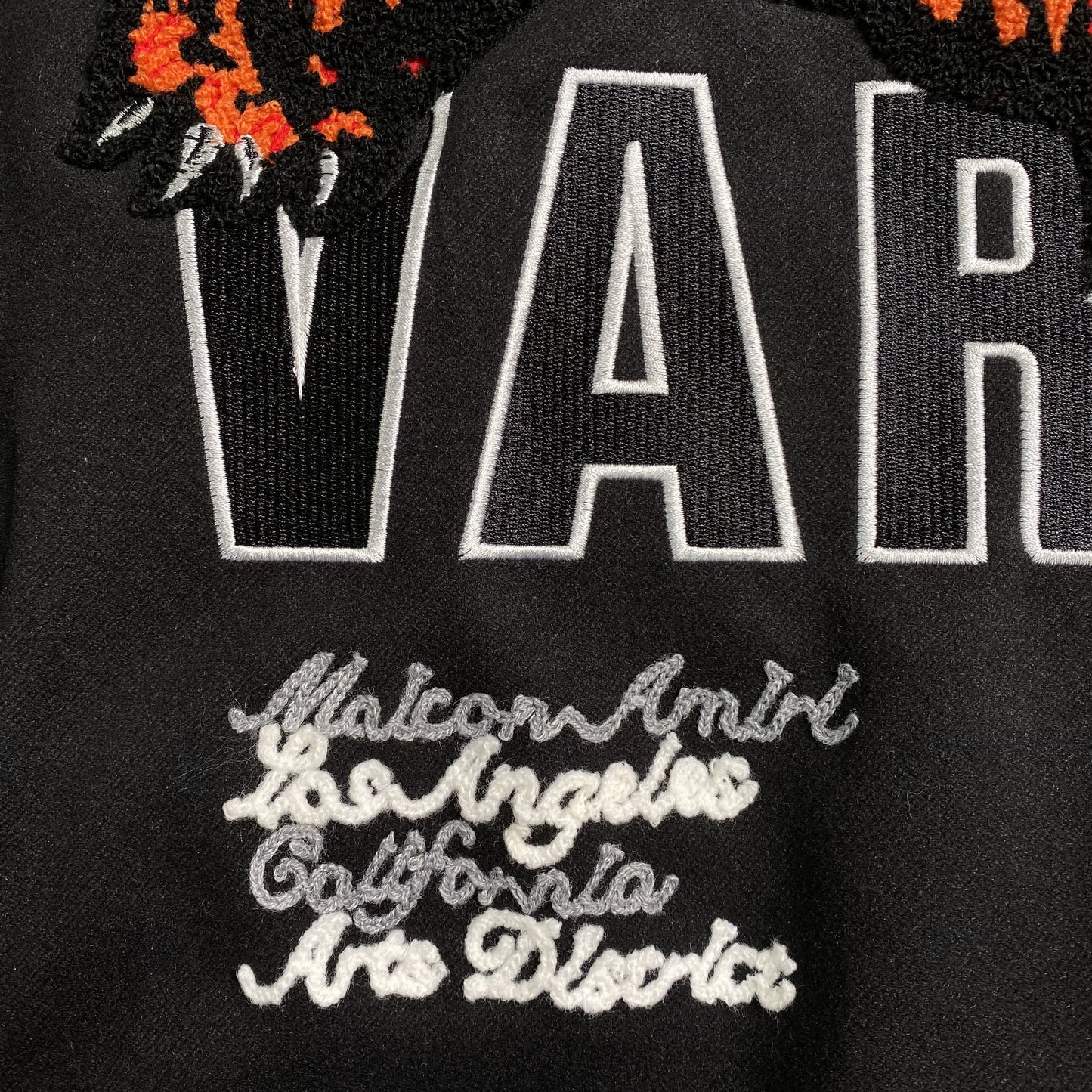 amiri-logo-patch-varsity-jacket-black-15-Drip Store Argentina