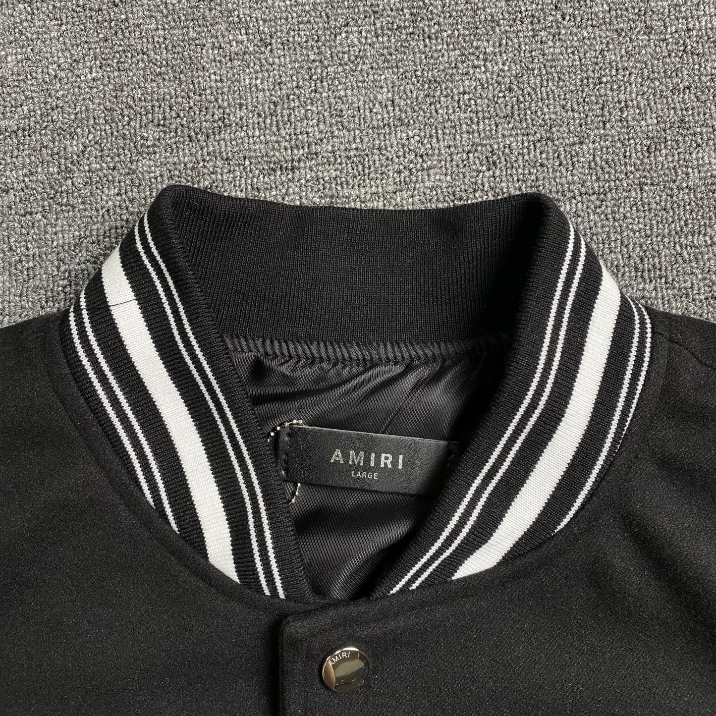 amiri-logo-patch-varsity-jacket-black-8-Drip Store Argentina