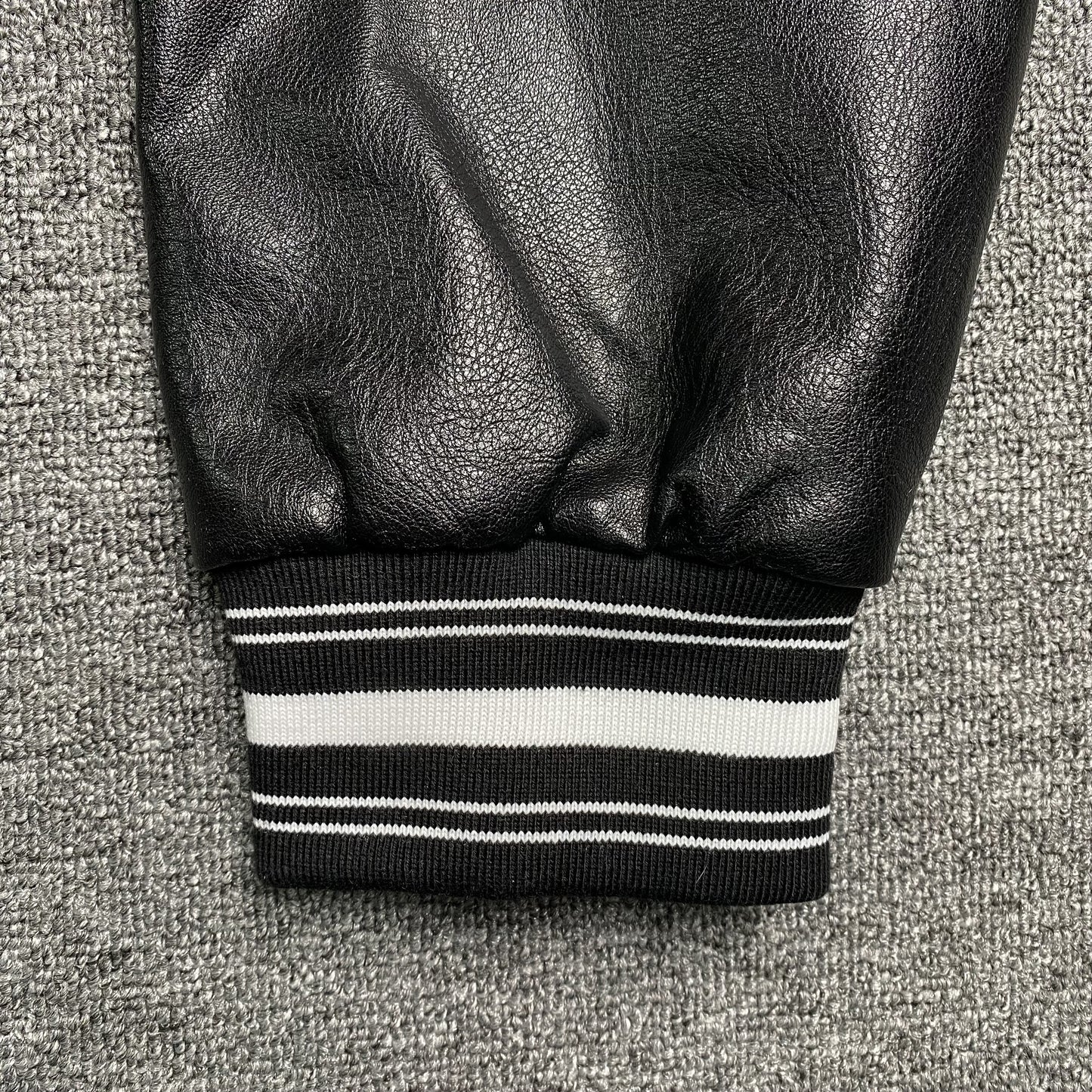 amiri-logo-patch-varsity-jacket-black-9-Drip Store Argentina