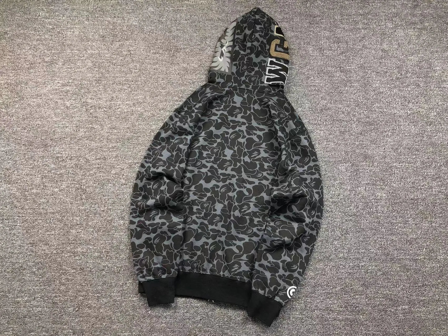 bape-x-dover-street-market-special-camo-shark-full-zip-hoodie-3-Drip Store Argentina