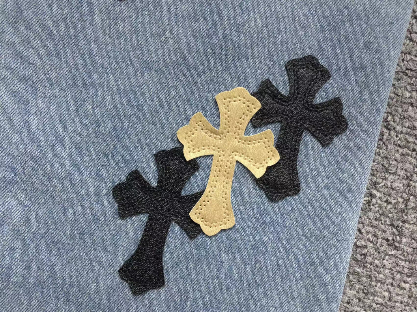 chrome-hearts-cross-patch-jeans-blue-washed-5_f301860d-Drip Store Argentina