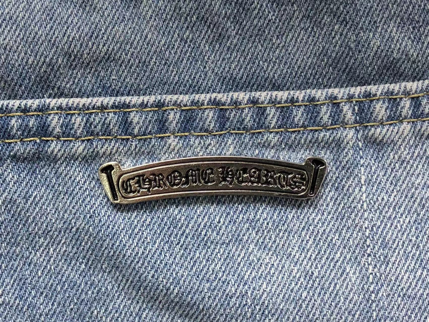 chrome-hearts-cross-patch-jeans-blue-washed-8_6fa035a7-Drip Store Argentina