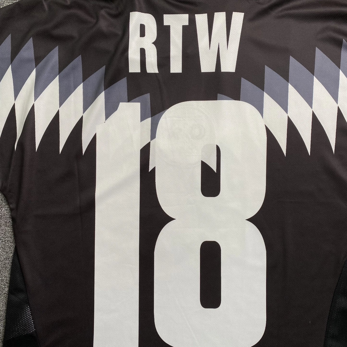corteiz-club-rtw-football-jersey-black-3-Drip Store Argentina