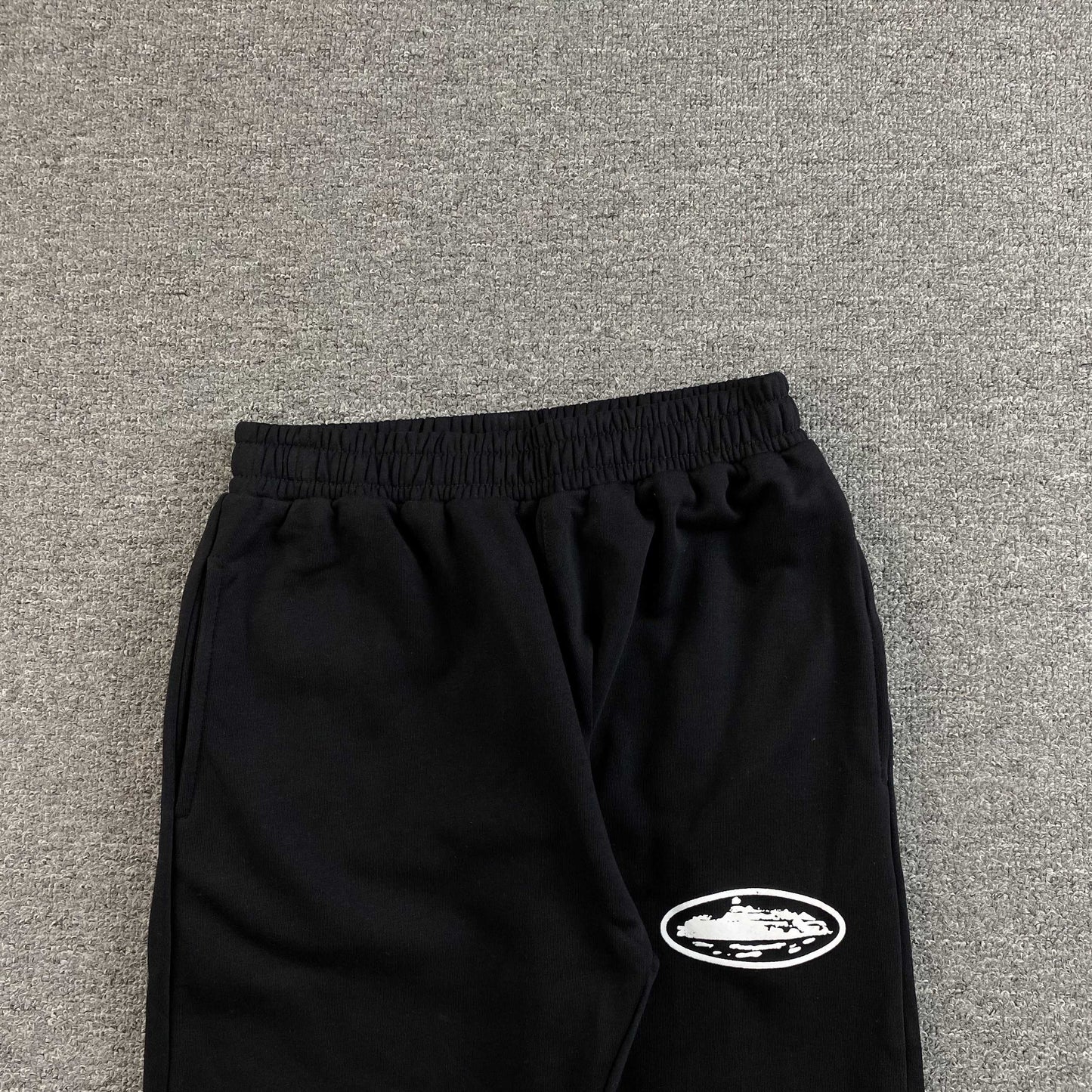 Corteiz Island Puff Print Open Hem Pants Black