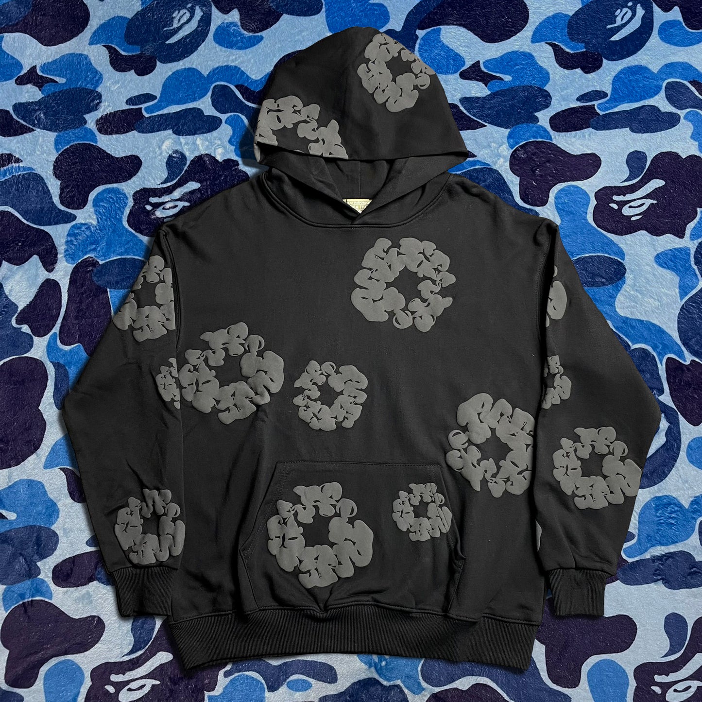 denim-tears-the-cotton-wreath-hoodie-black-monochrome-Drip Store Argentina