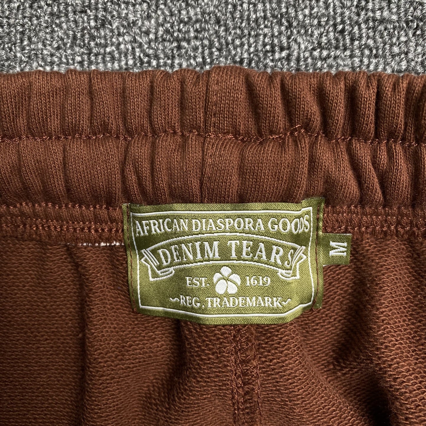 denim-tears-the-cotton-wreath-sweatpants-brown-3-Drip Store Argentina
