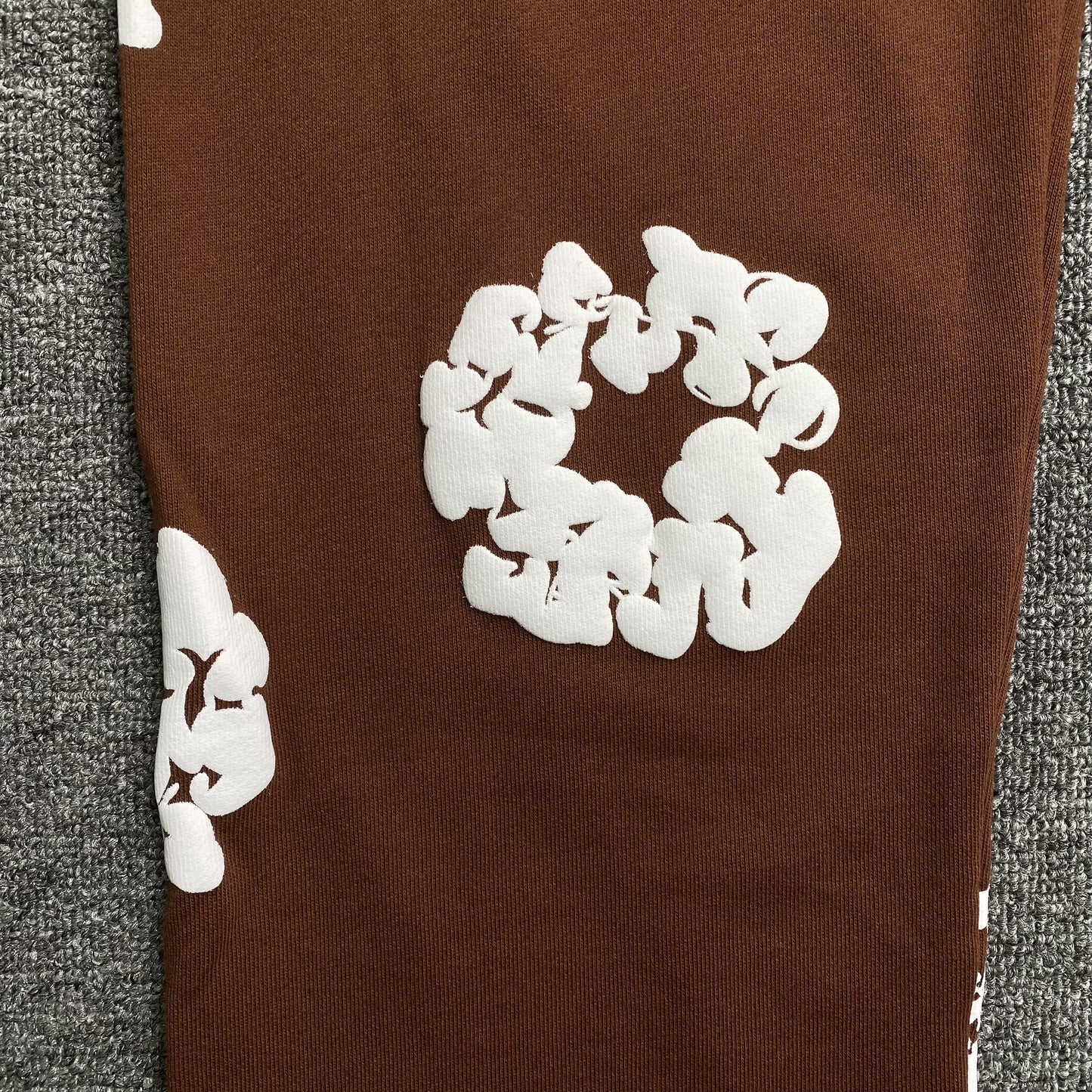 denim-tears-the-cotton-wreath-sweatpants-brown-4-Drip Store Argentina