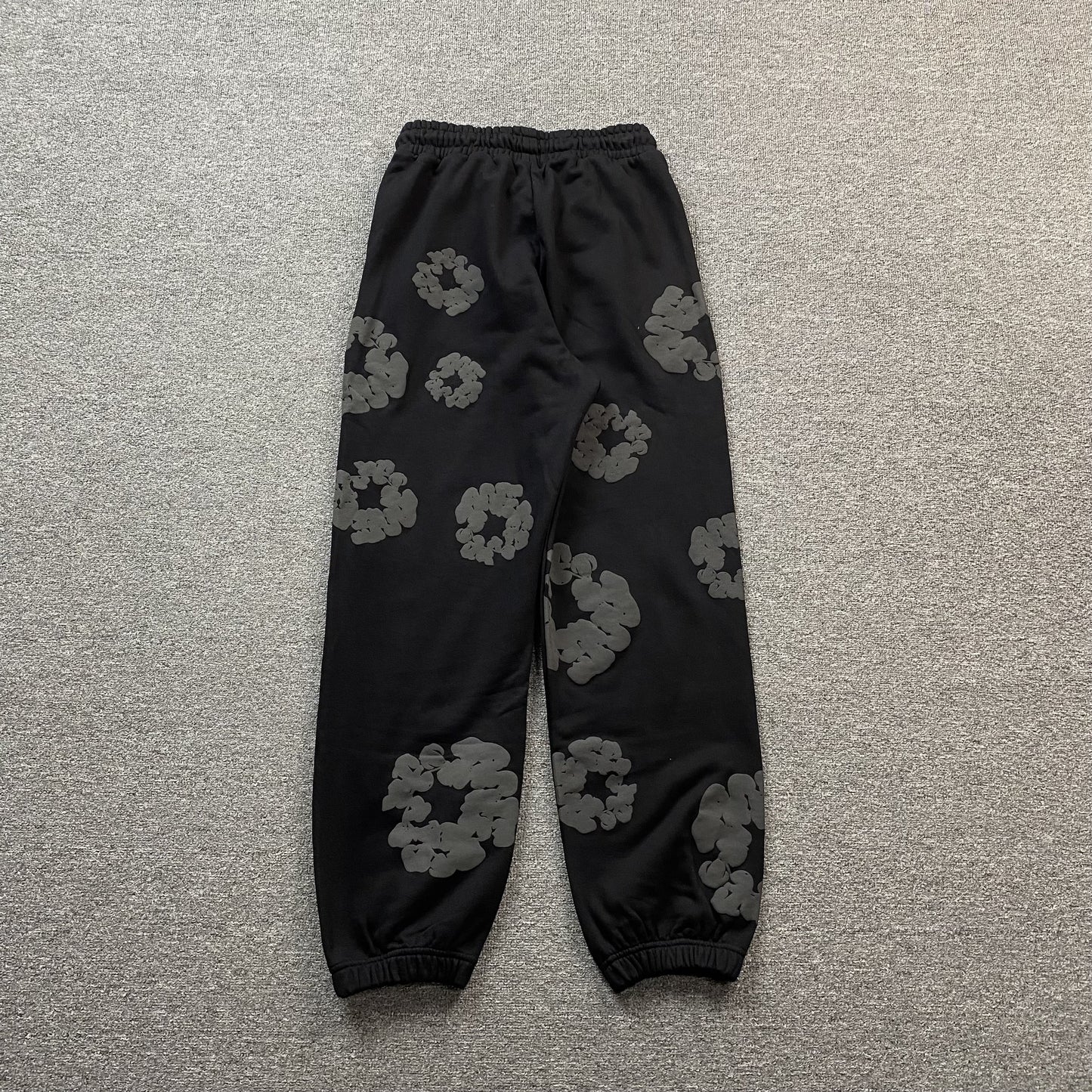 denim-tears-the-cotton-wreath-sweatpants-monochrome-2-Drip Store Argentina