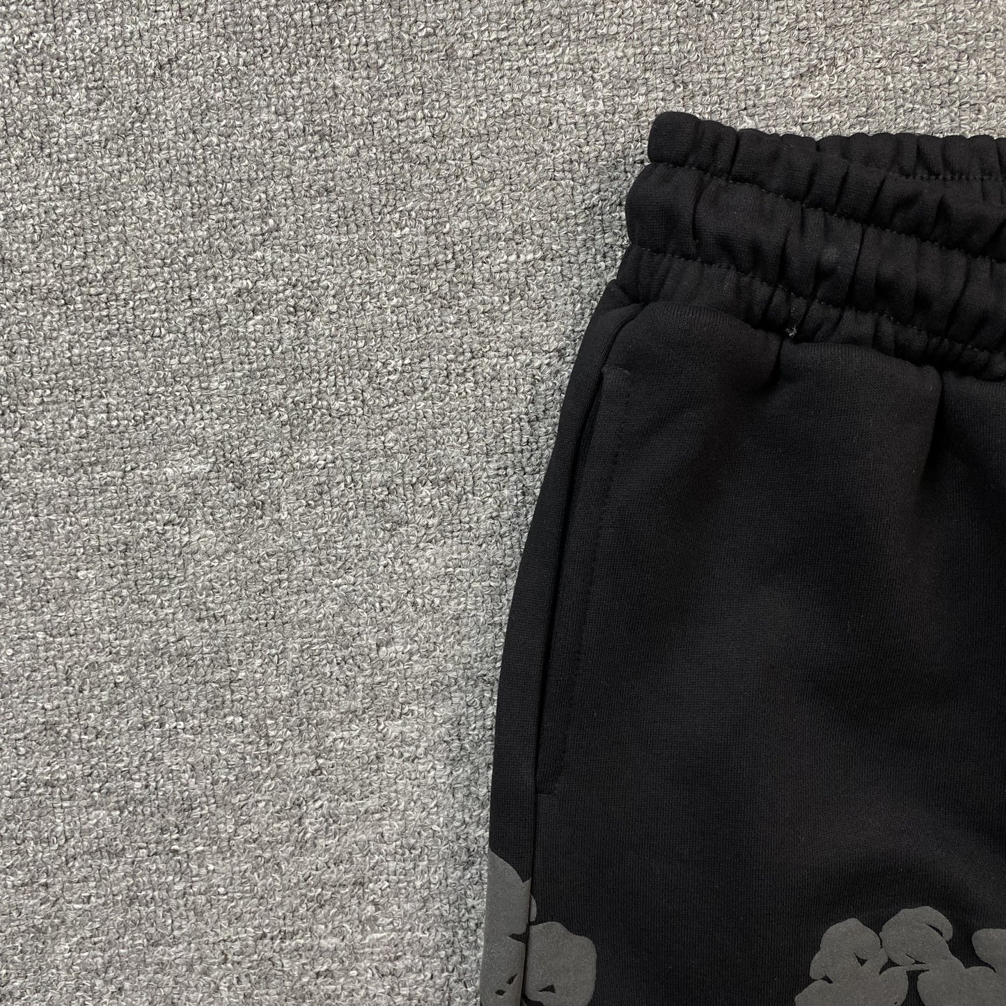 denim-tears-the-cotton-wreath-sweatpants-monochrome-3-Drip Store Argentina