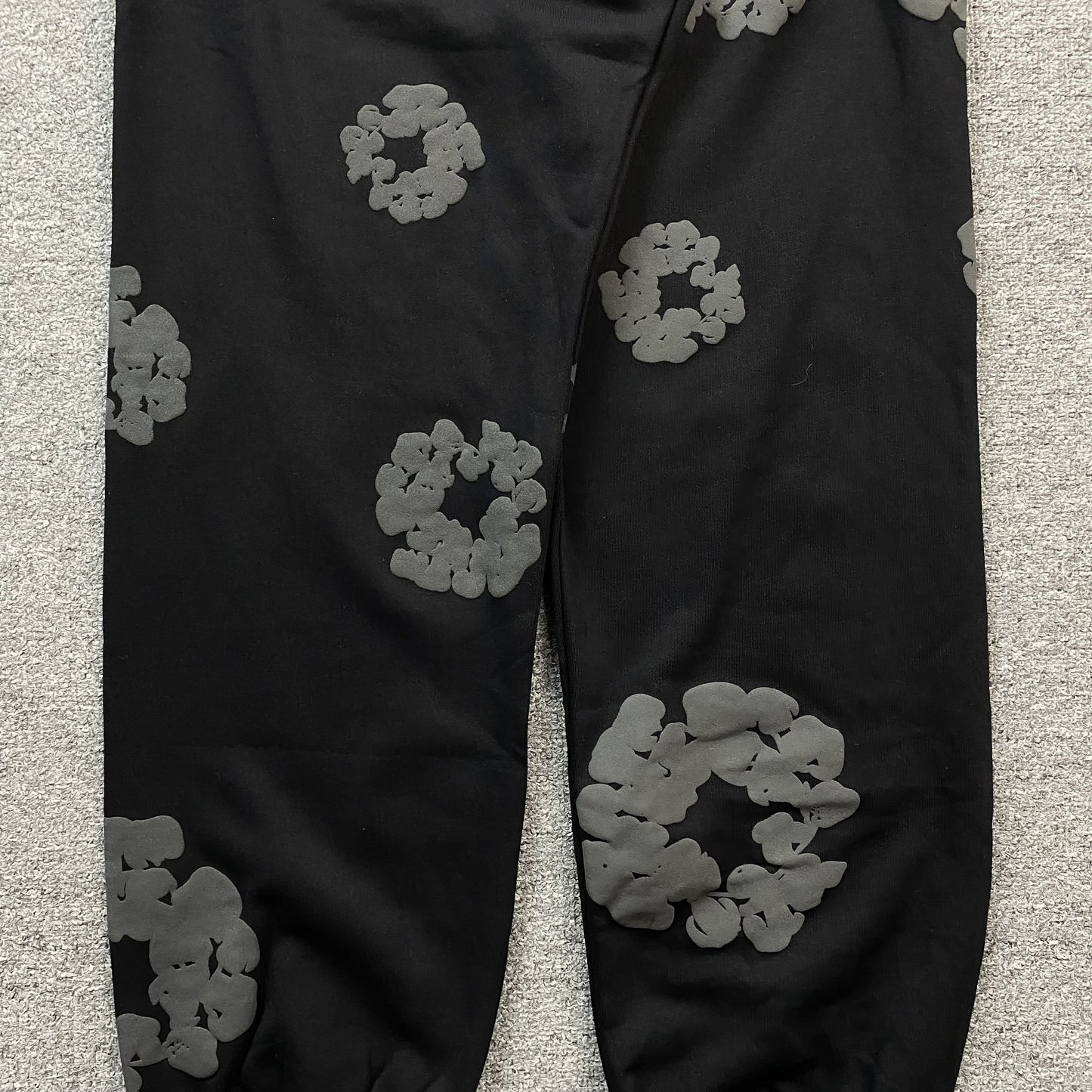 denim-tears-the-cotton-wreath-sweatpants-monochrome-4-Drip Store Argentina