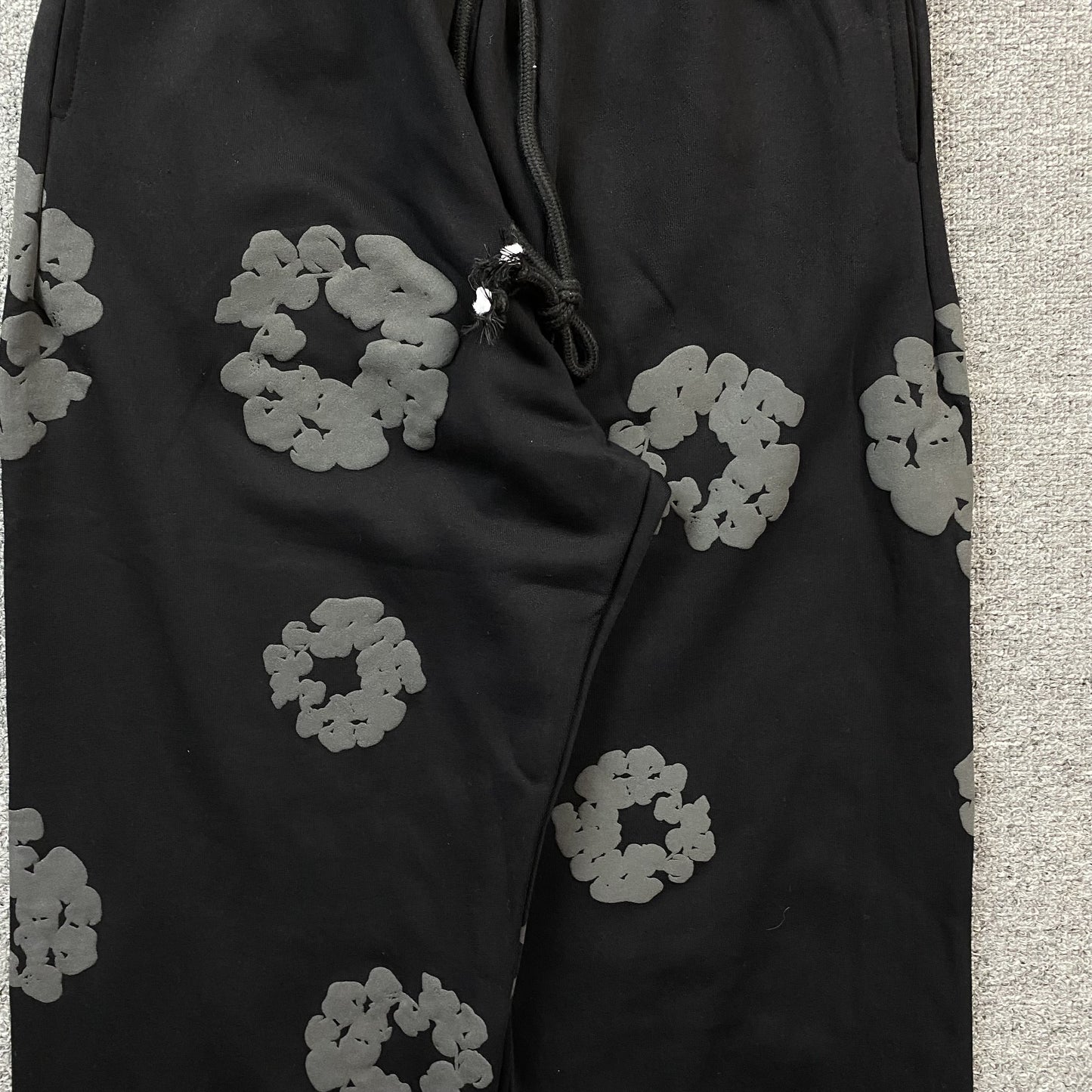 denim-tears-the-cotton-wreath-sweatpants-monochrome-7-Drip Store Argentina