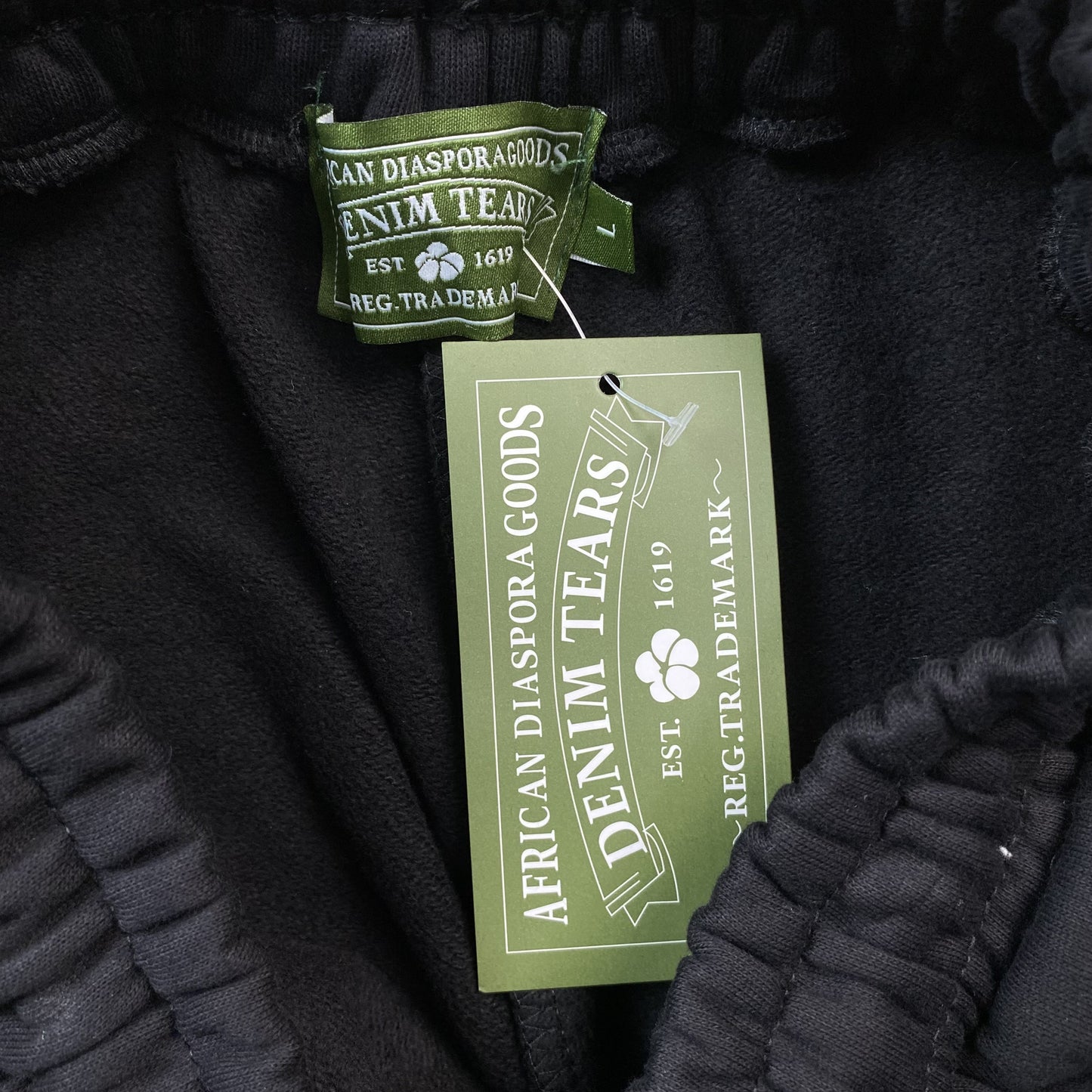 denim-tears-the-cotton-wreath-sweatpants-monochrome-9-Drip Store Argentina