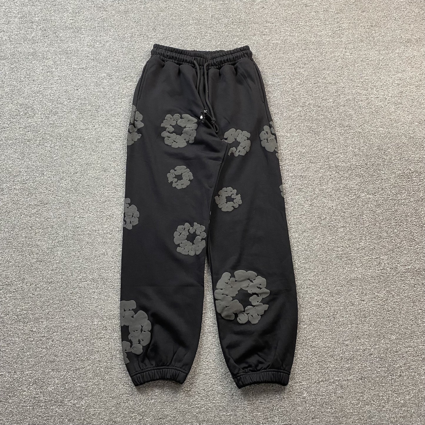 denim-tears-the-cotton-wreath-sweatpants-monochrome-Drip Store Argentina