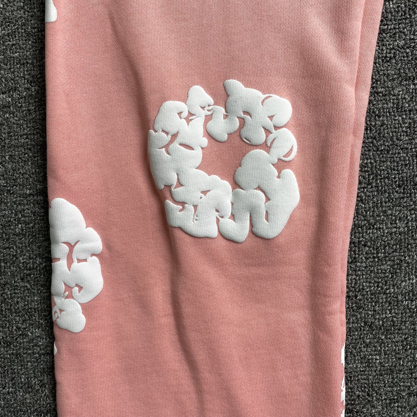 denim-tears-the-cotton-wreath-sweatpants-pink-4-Drip Store Argentina