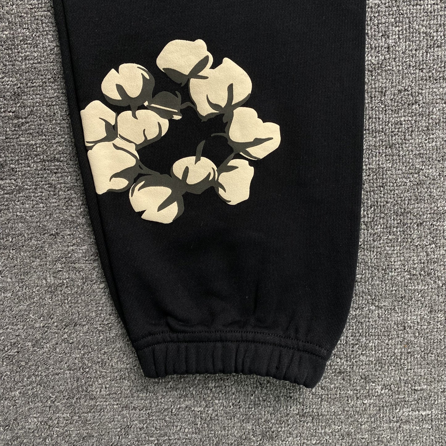 denim-tears-x-cpfm-cactus-tears-wreath-pants-black-3-Drip Store Argentina