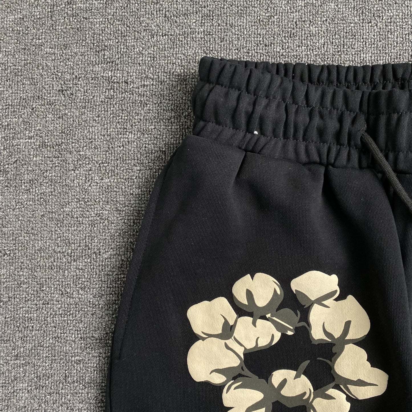 denim-tears-x-cpfm-cactus-tears-wreath-pants-black-4-Drip Store Argentina