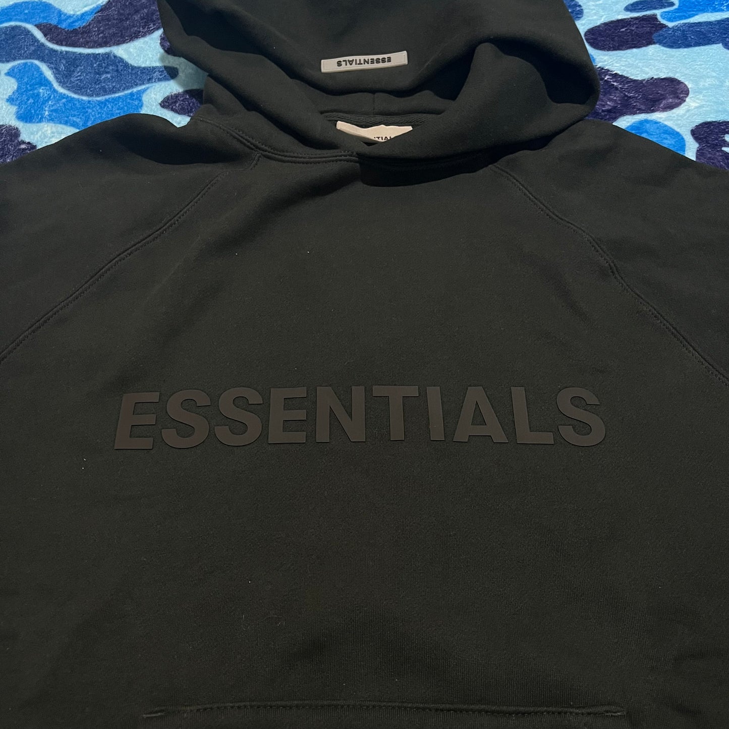 FEAR OF GOD ESSENTIALS APPLIQUE LOGO HOODIE BLACK-Drip Store Argentina