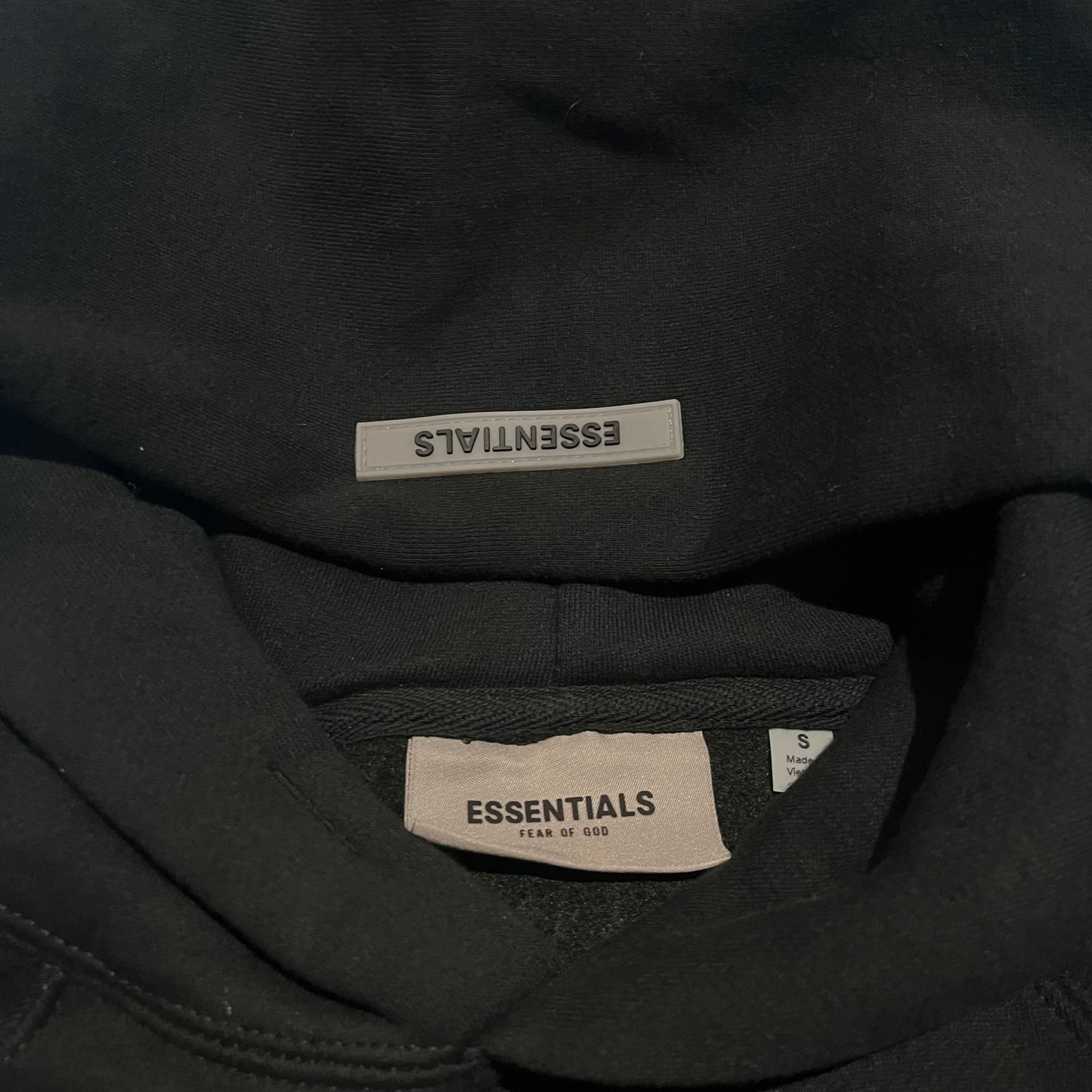 FEAR OF GOD ESSENTIALS APPLIQUE LOGO HOODIE BLACK-Drip Store Argentina