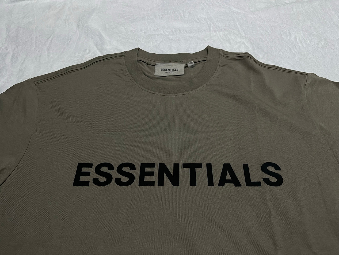 FEAR OF GOD ESSENTIALS BOXY T-SHIRT APPLIQUE LOGO CEMENT-Drip Store Argentina