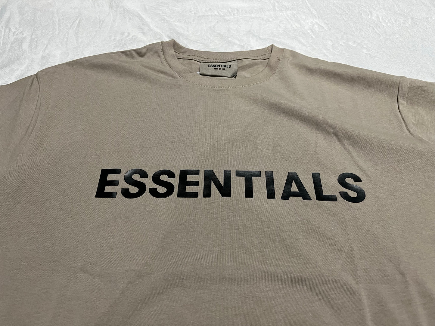 FEAR OF GOD ESSENTIALS BOXY T-SHIRT APPLIQUE LOGO TAUPE-Drip Store Argentina