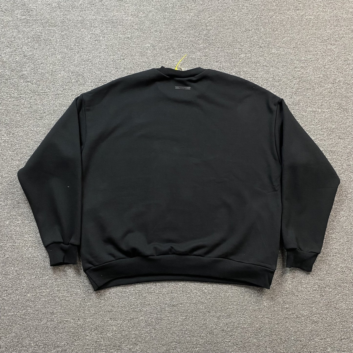 fear-of-god-essentials-crewneck-black-4-Drip Store Argentina