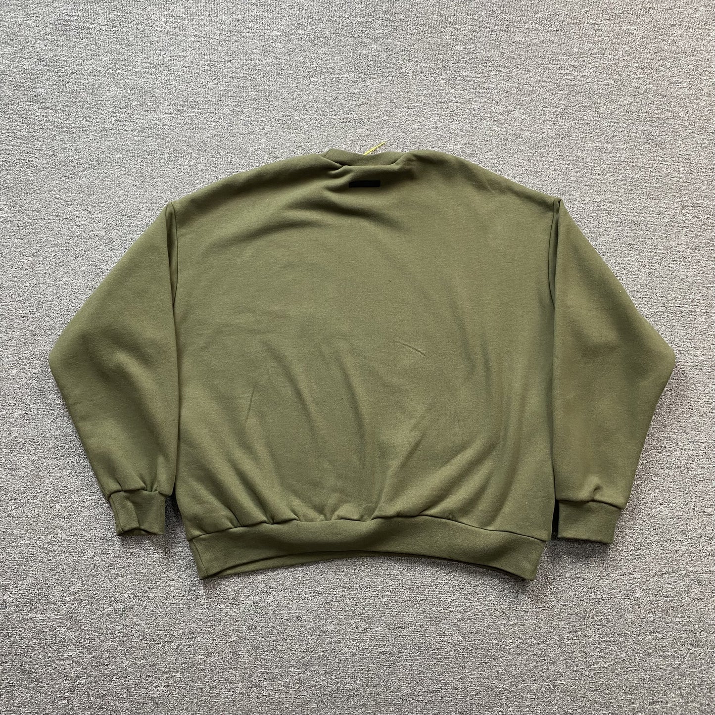 fear-of-god-essentials-crewneck-military-4-Drip Store Argentina