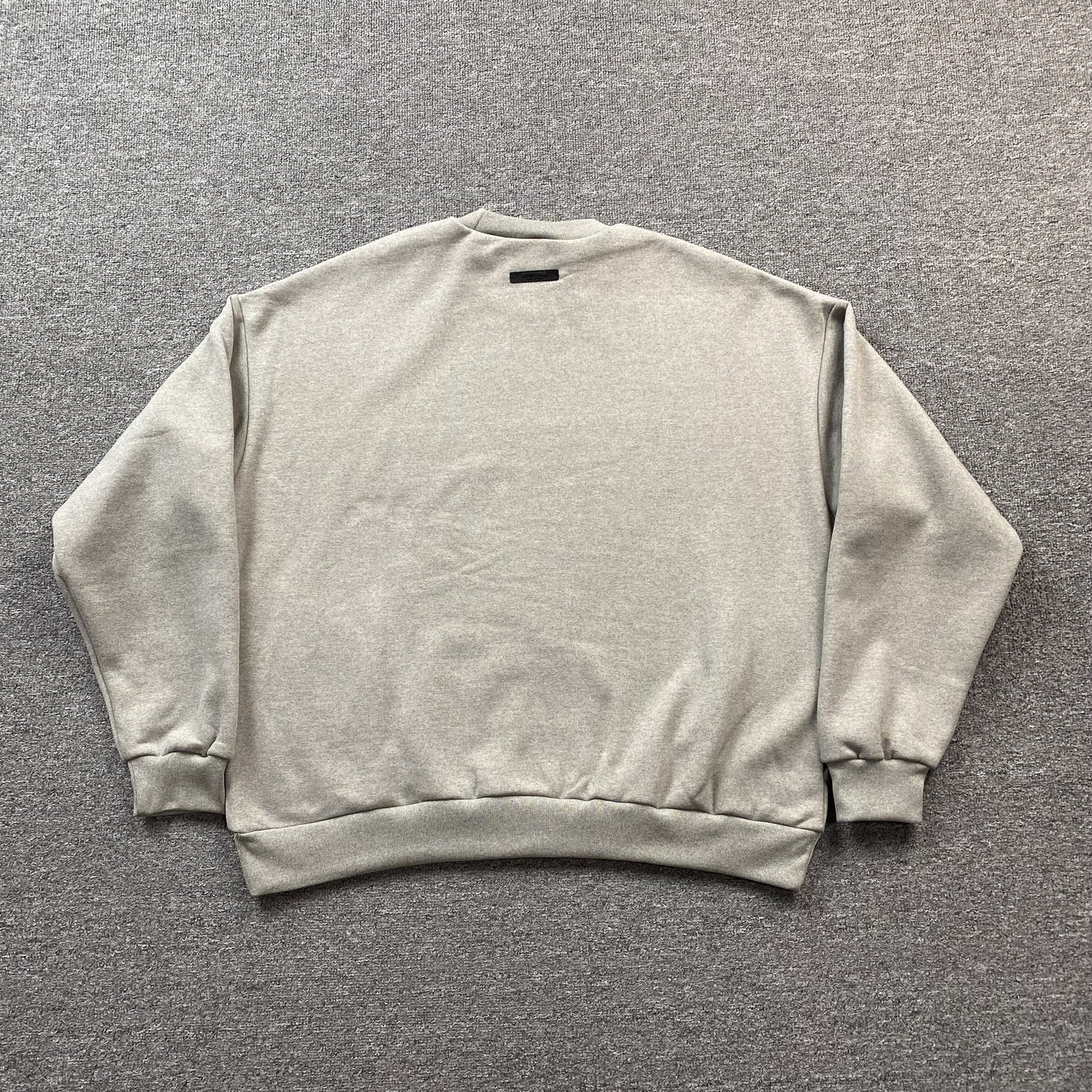 fear-of-god-essentials-crewneck-state-dark-heather-3-Drip Store Argentina
