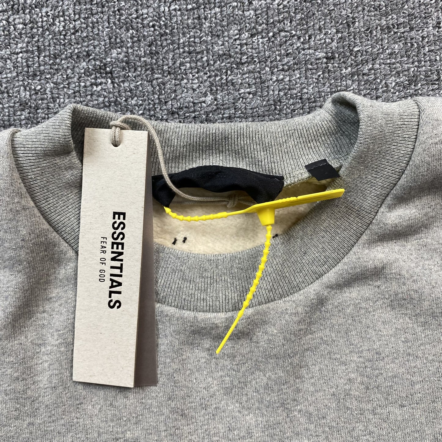 fear-of-god-essentials-crewneck-state-dark-heather-5-Drip Store Argentina