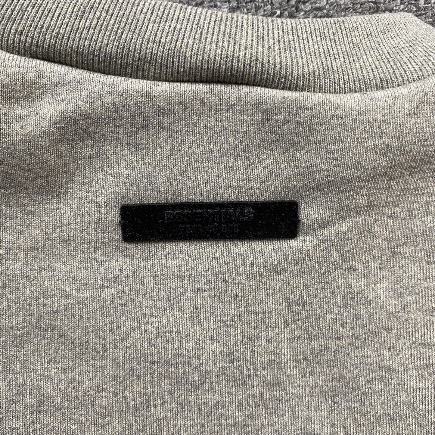 fear-of-god-essentials-crewneck-state-dark-heather-7-Drip Store Argentina