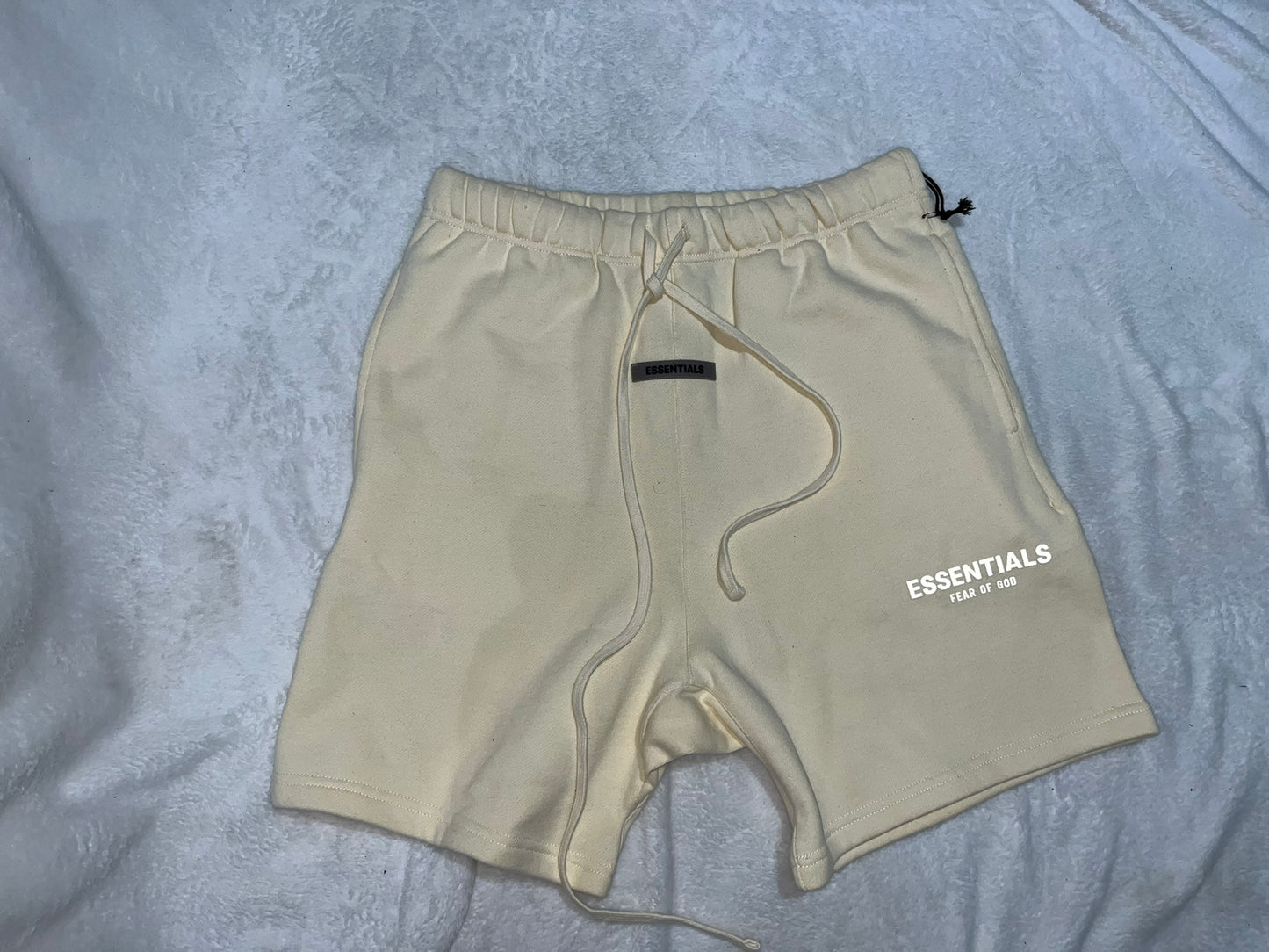 fear-of-god-essentials-fleece-shorts-buttercream-2-Drip Store Argentina
