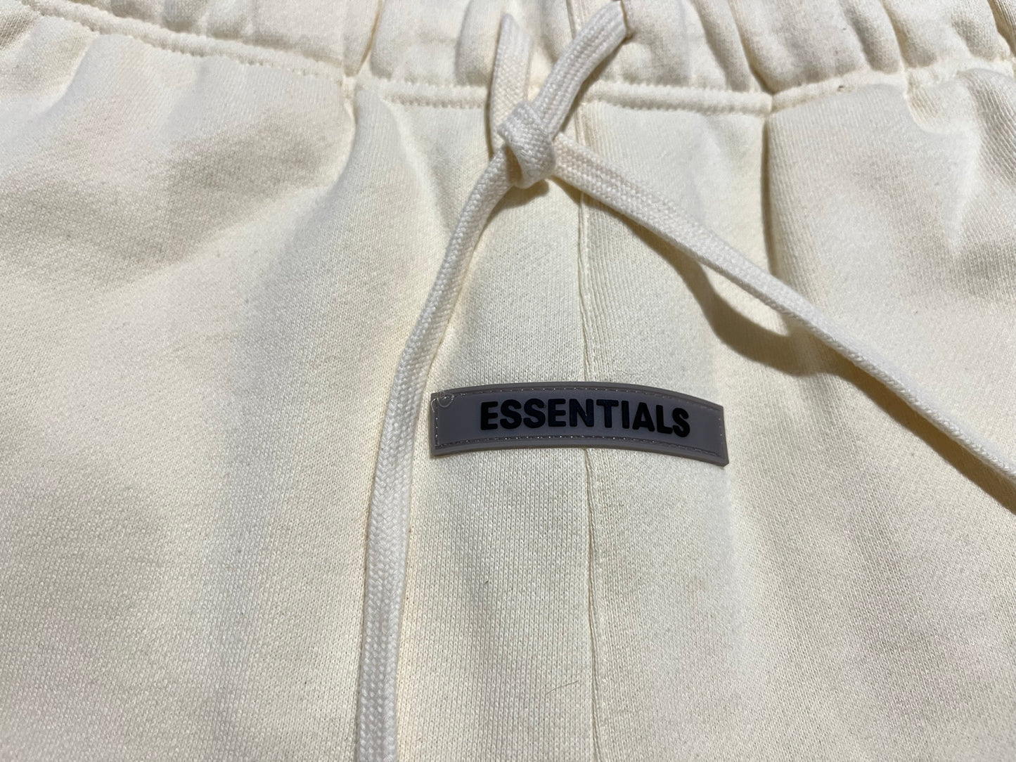 fear-of-god-essentials-fleece-shorts-buttercream-3-Drip Store Argentina