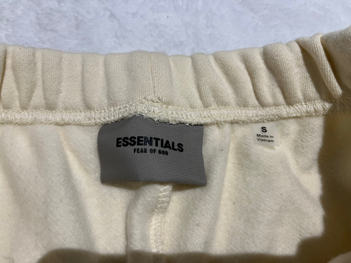fear-of-god-essentials-fleece-shorts-buttercream-4-Drip Store Argentina