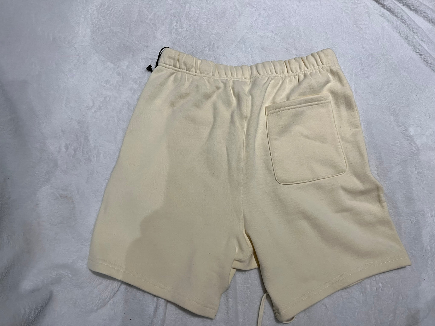 fear-of-god-essentials-fleece-shorts-buttercream-5-Drip Store Argentina