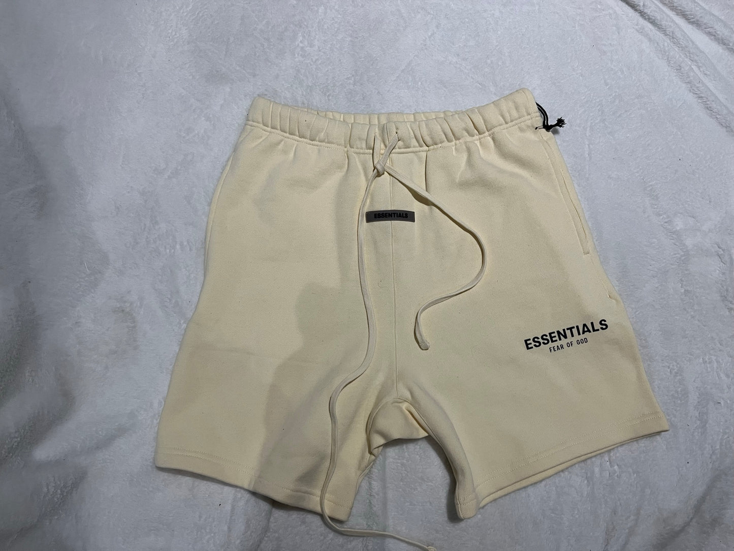 fear-of-god-essentials-fleece-shorts-buttercream-Drip Store Argentina