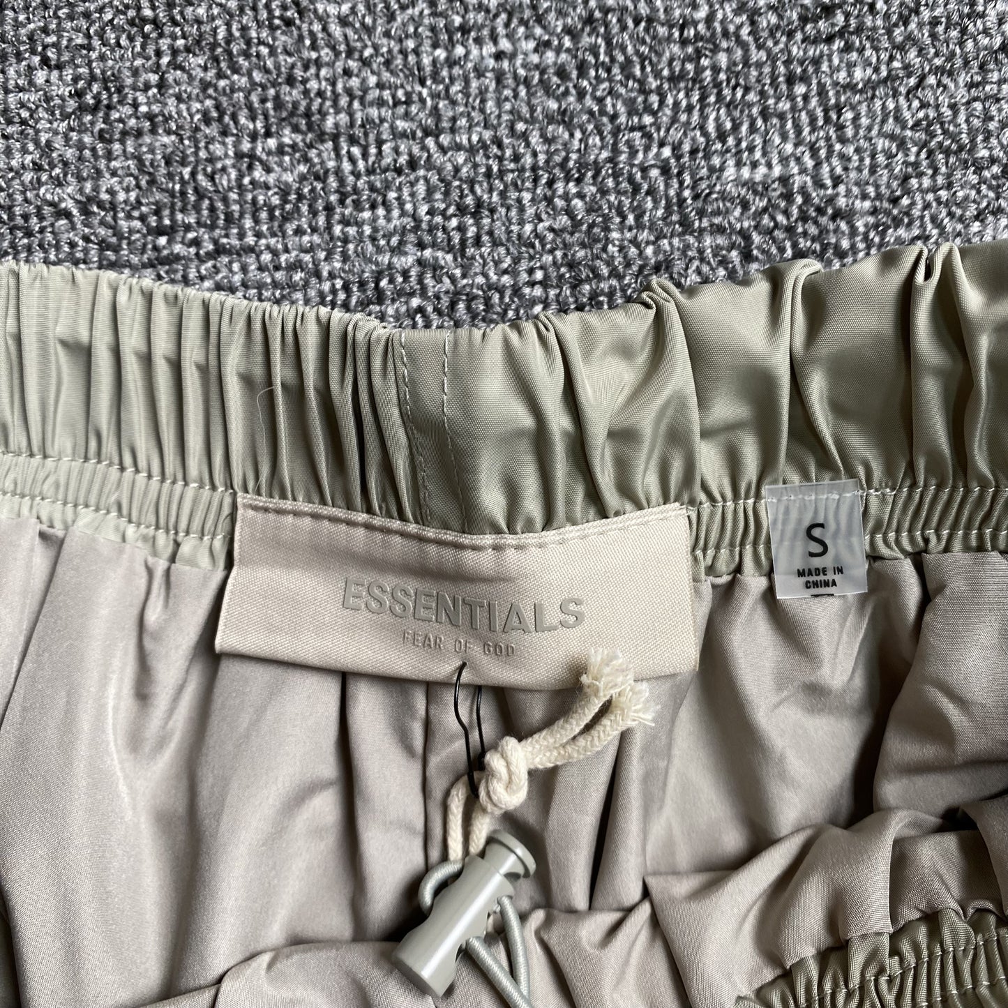 fear-of-god-essentials-running-nylon-short-smoke-5-Drip Store Argentina
