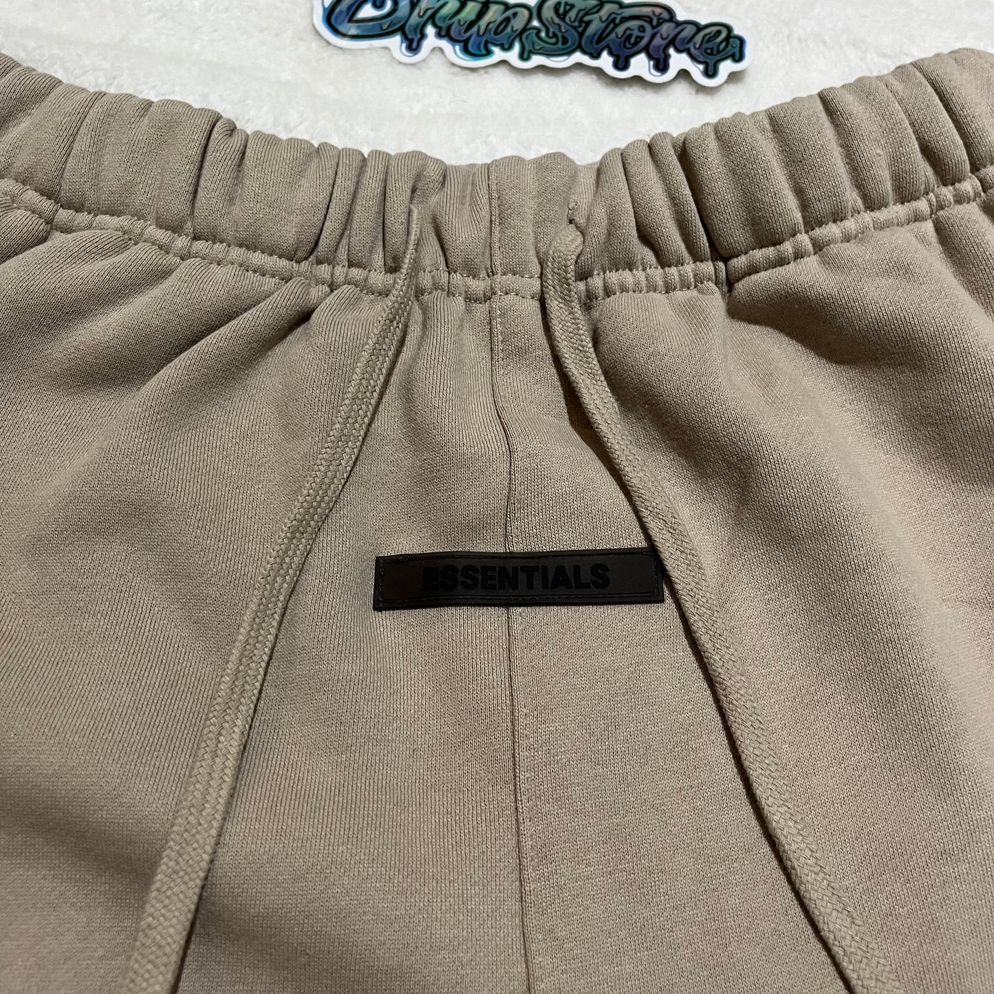 fear-of-god-essentials-shorts-ss21-taupe-4-Drip Store Argentina