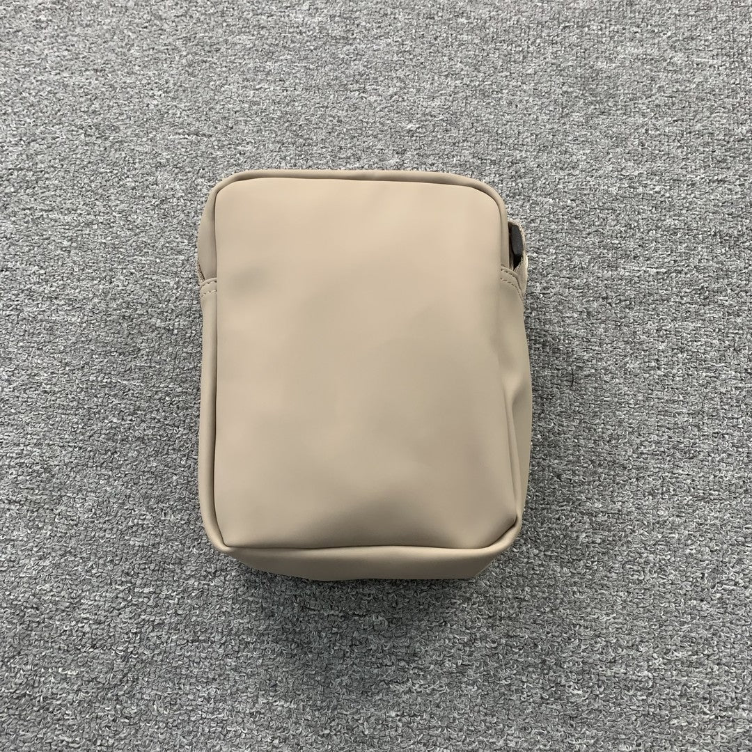 fear-of-god-essentials-shoulder-bag-beige-3-Drip Store Argentina