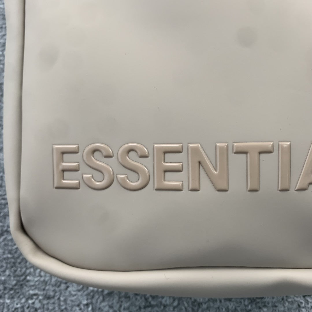 fear-of-god-essentials-shoulder-bag-beige-5-Drip Store Argentina