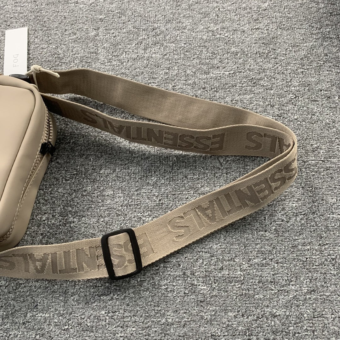 fear-of-god-essentials-shoulder-bag-beige-7-Drip Store Argentina