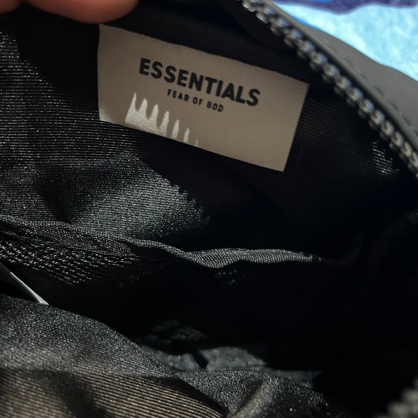 fear-of-god-essentials-shoulder-bag-black-4-Drip Store Argentina