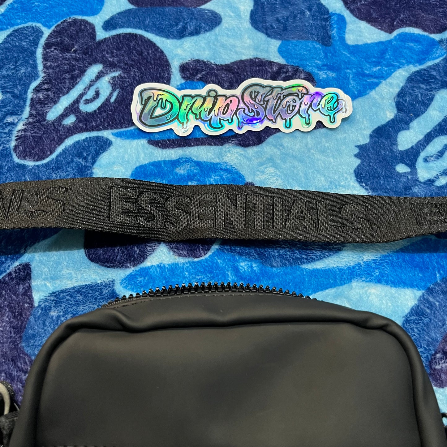 fear-of-god-essentials-shoulder-bag-black-5-Drip Store Argentina