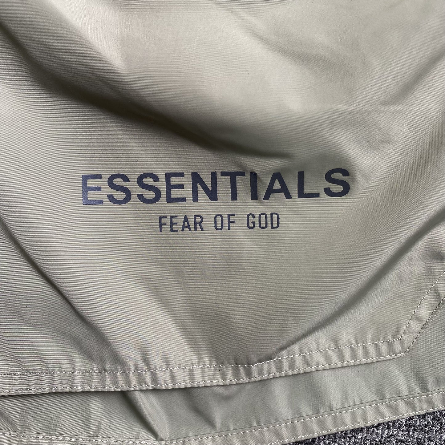 fear-of-god-essentials-volley-shorts-silver-reflective-5-Drip Store Argentina