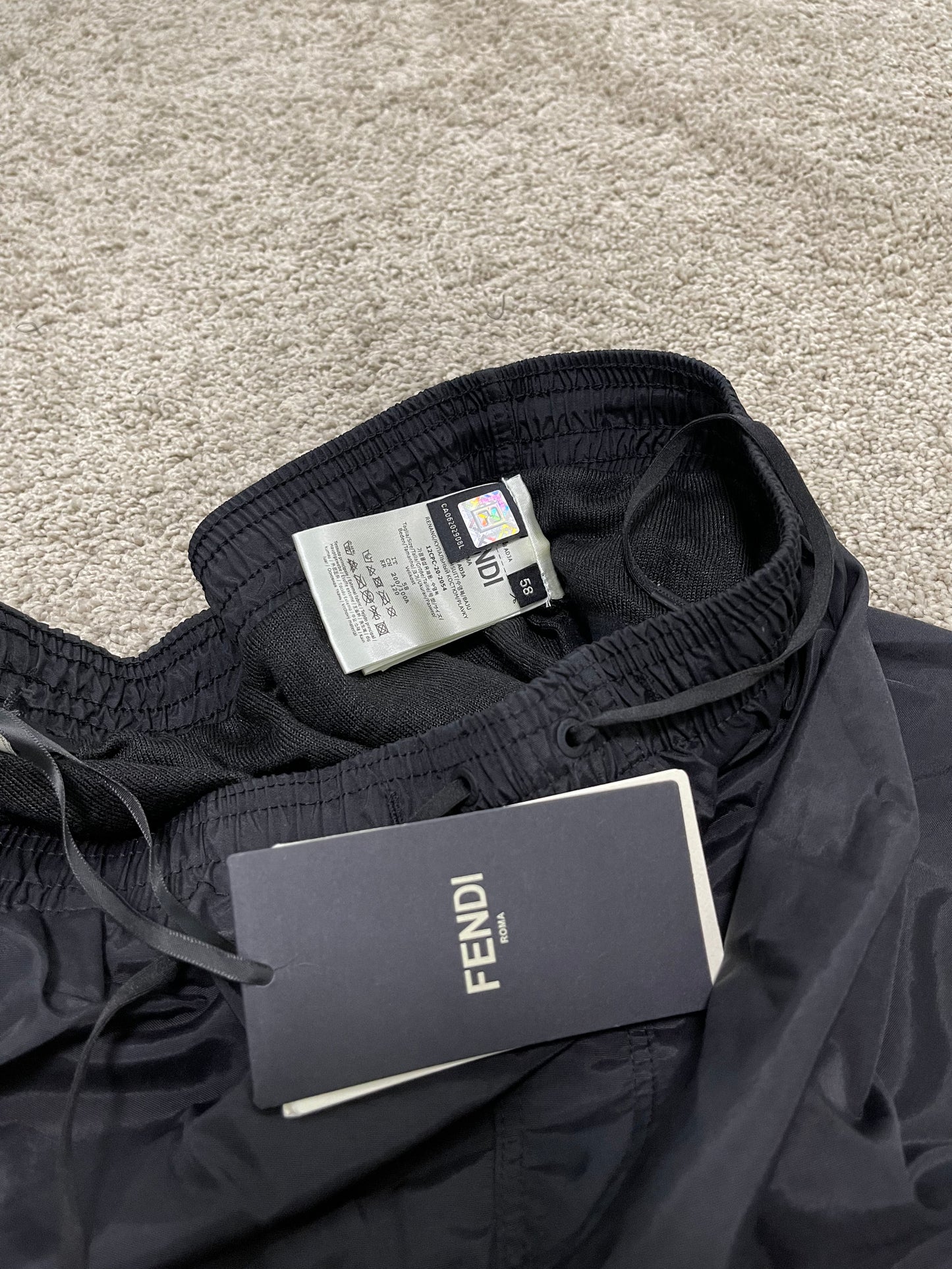 fendi-water-reactive-swim-shorts-black-4-Drip Store Argentina