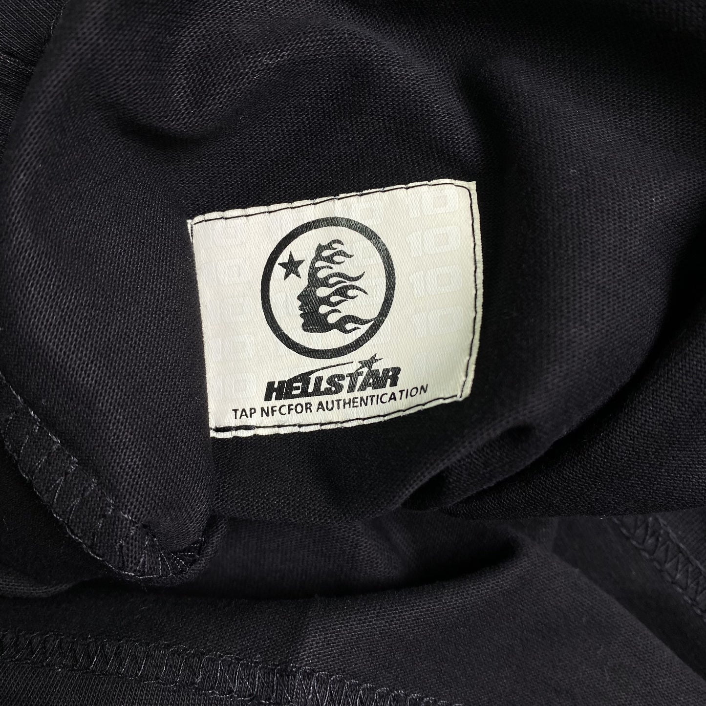hellstar-classic-logo-gel-print-tee-black-5-Drip Store Argentina