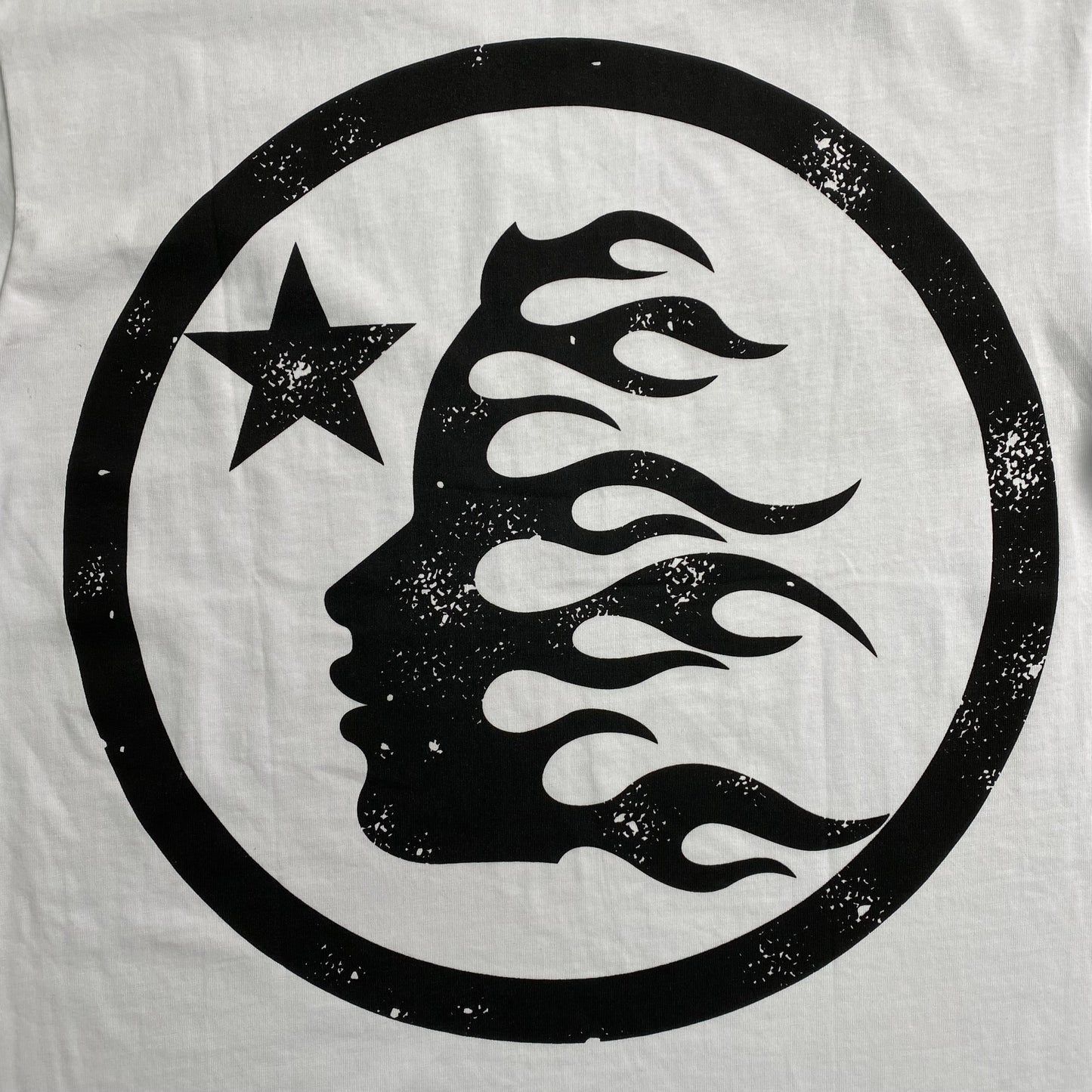 hellstar-classic-logo-gel-print-tee-white-4-Drip Store Argentina