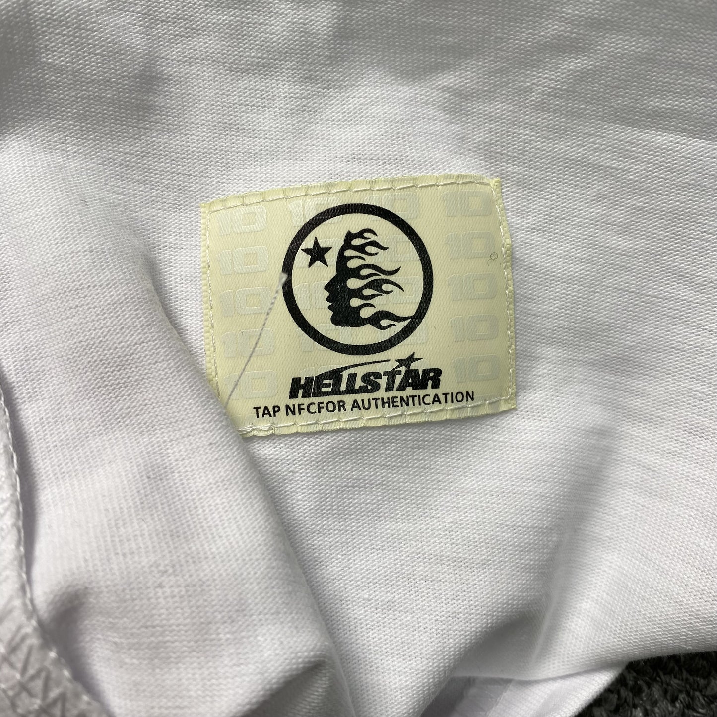hellstar-classic-logo-gel-print-tee-white-5-Drip Store Argentina