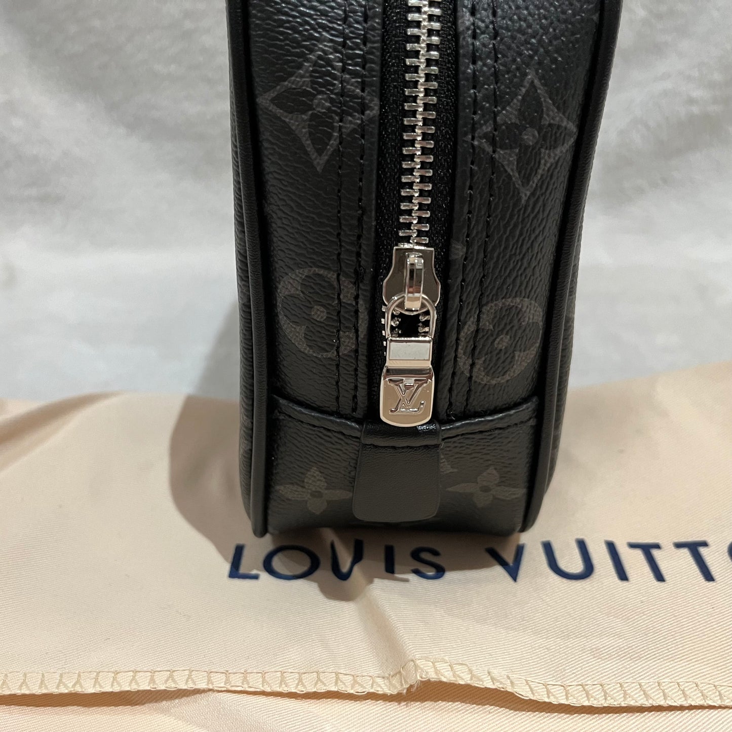 louis-vuitton-monogram-eclipse-truth-toilette-gm-makeup-pouch-3-Drip Store Argentina