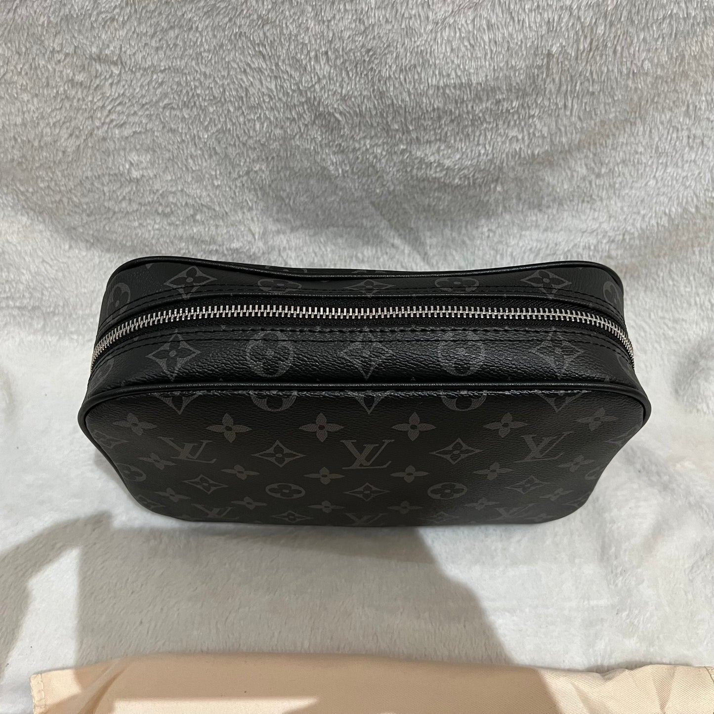 louis-vuitton-monogram-eclipse-truth-toilette-gm-makeup-pouch-4-Drip Store Argentina