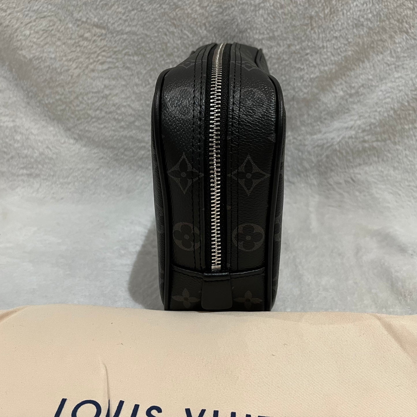 louis-vuitton-monogram-eclipse-truth-toilette-gm-makeup-pouch-5-Drip Store Argentina