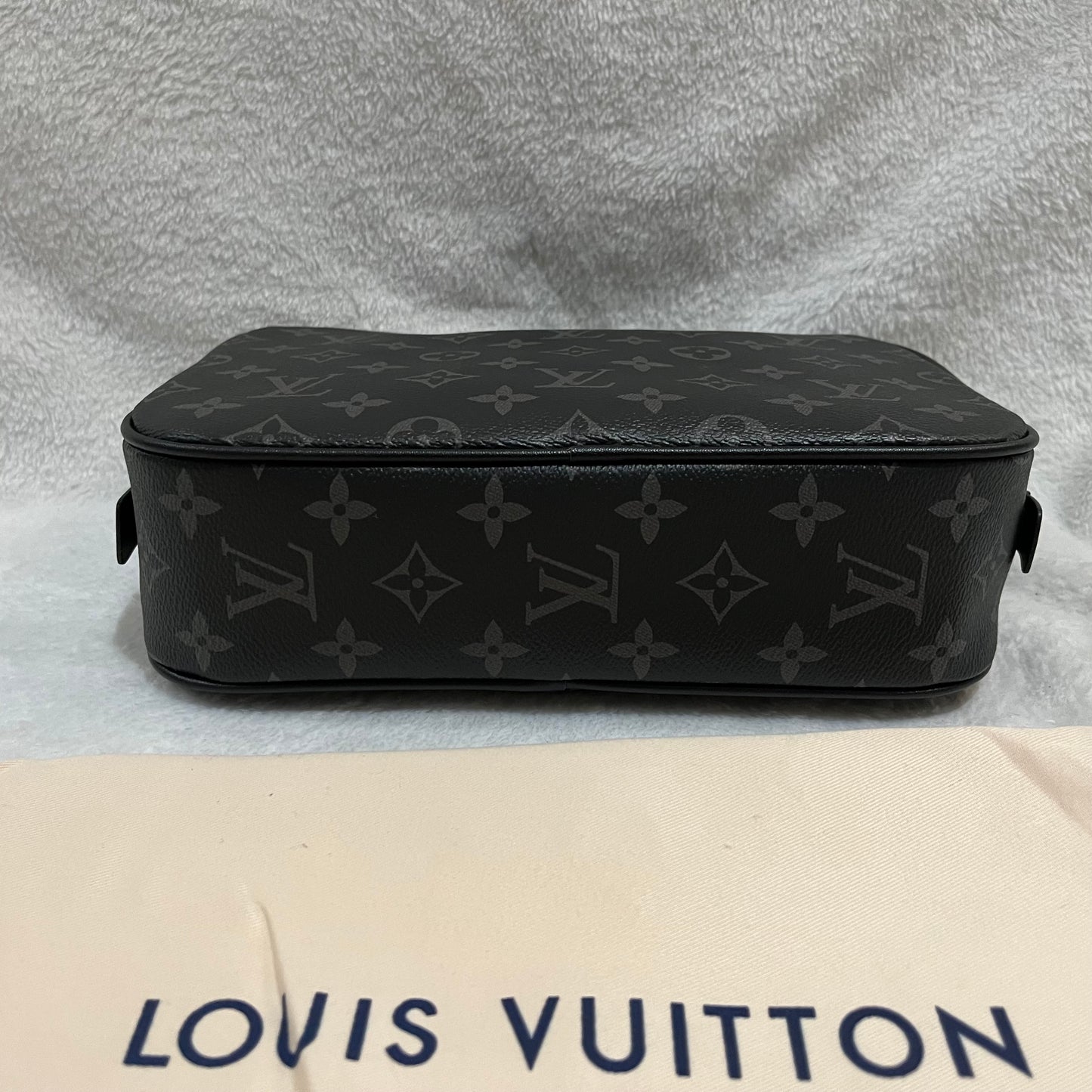louis-vuitton-monogram-eclipse-truth-toilette-gm-makeup-pouch-6-Drip Store Argentina